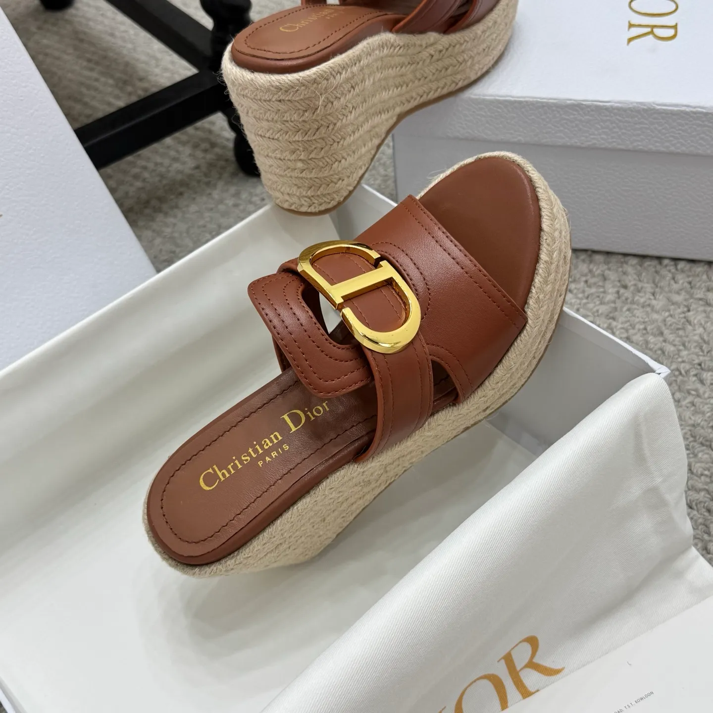 👟👟Ex-factory price 520👟👟 Increased height version✅🇨🇳 🇨🇳Dior 25ss summer high version new sandals. Simple and super versatile. Perfect and luxurious on the feet, can be matched with any spring and summer clothes. The foot feels even more comfortable! The material is a perfect replica of the original. Original disassembly and molding. ✅❶Material: original customized cowhide ✅❷Inner: original customized sheepskin ✅❸Foot: original customized sheepskin ✅❹Outsole: original woven wedge outsole ✅❺Heel height: 9.5cm ✅❻Packaging: original full set of packaging ✅❼Number: 35-41